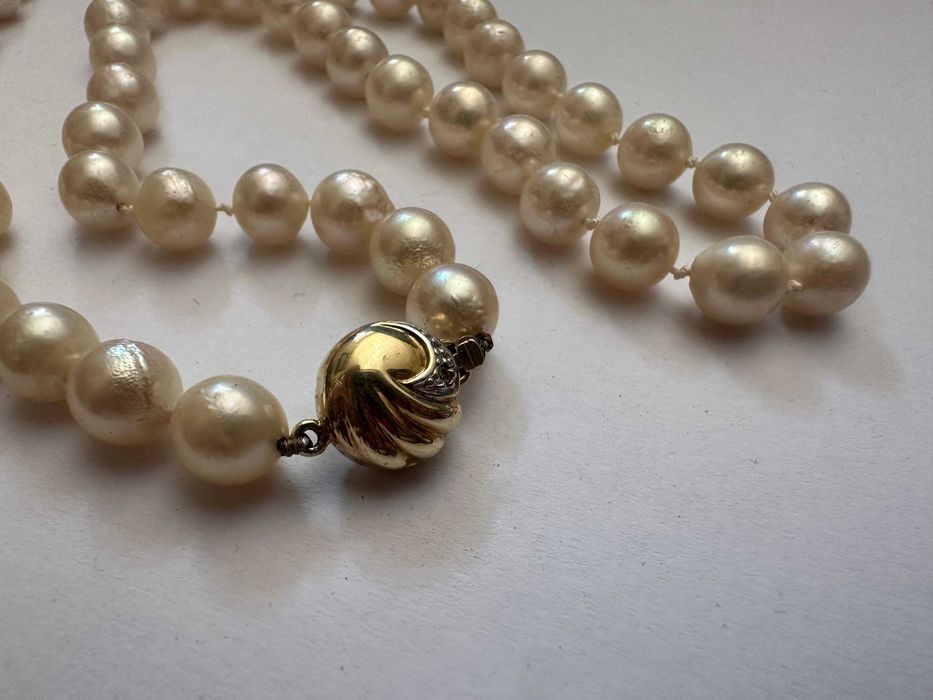 Colier din perle, cu închizătoare din aur decorată cu două diamante