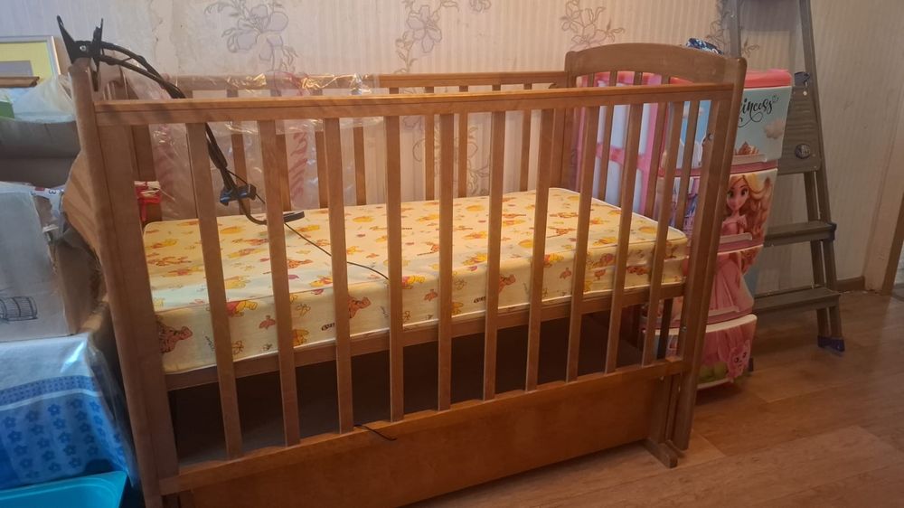 Манеж- маятник с комодом, кокос матрас.