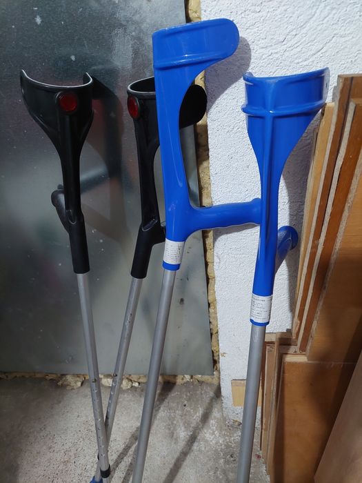 Carje medicale cu susținere antebrat, 70 lei perechea