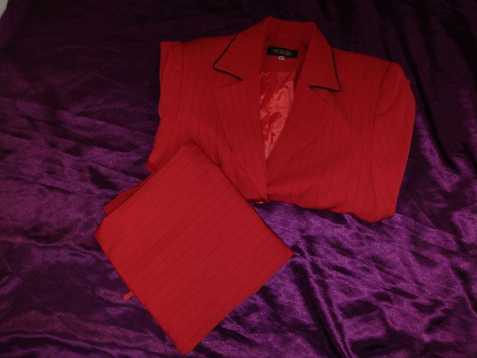 Costum de dama rosu cu fusta