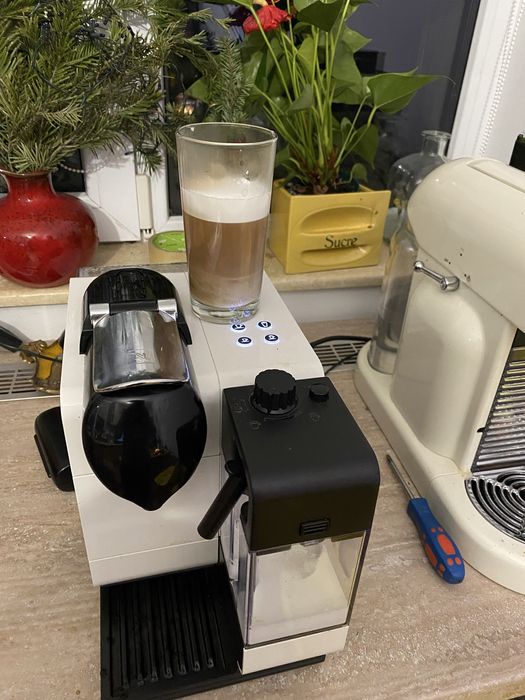 Aparat de cafea nespresso Delonghi
