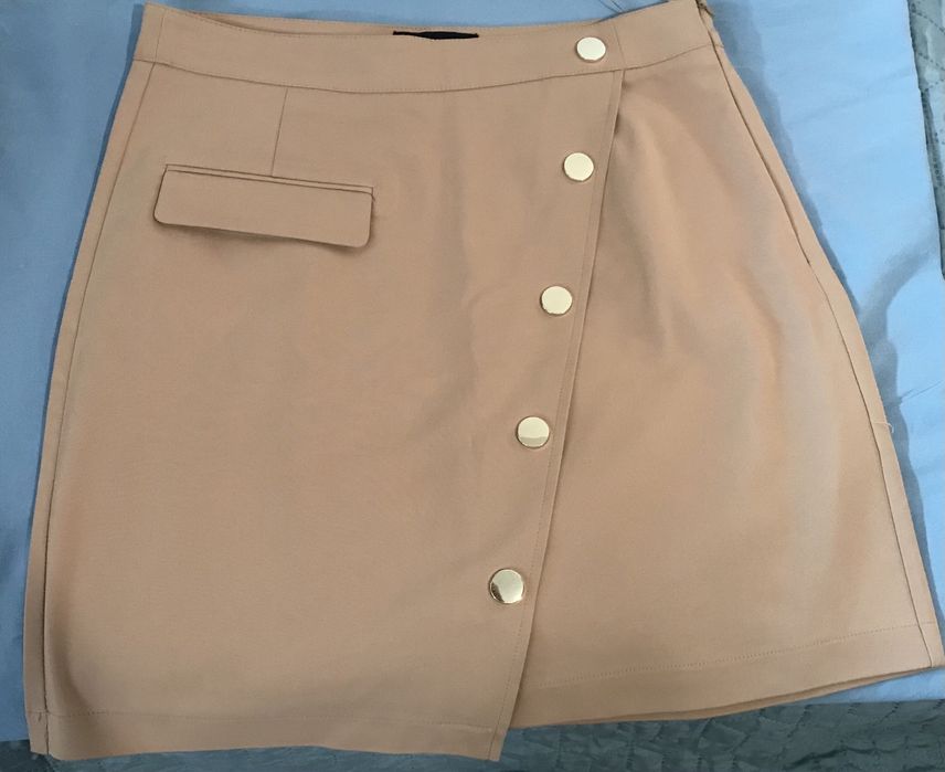 Къса пола с  декоративни копчета, MOHITO, N 40