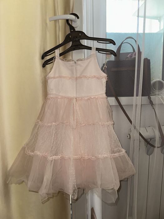 Продам платье на девочку 4-6 лет