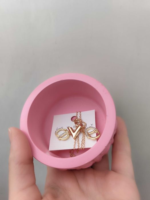 Шкатулка с серьгами и цепочкой