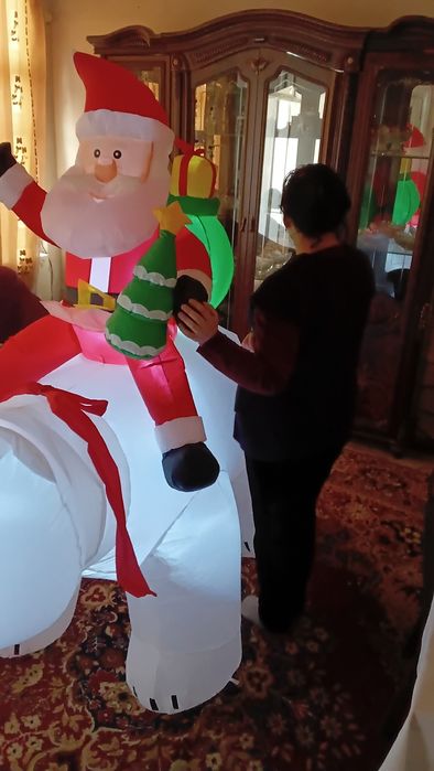 Надувной Санта и Медведь, головой двигает,внутри есть свет.