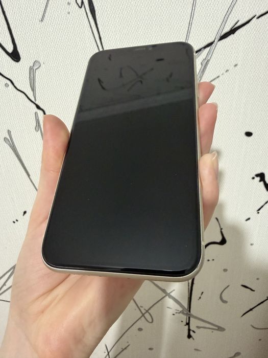 Продам айфон 11 в белом цвете