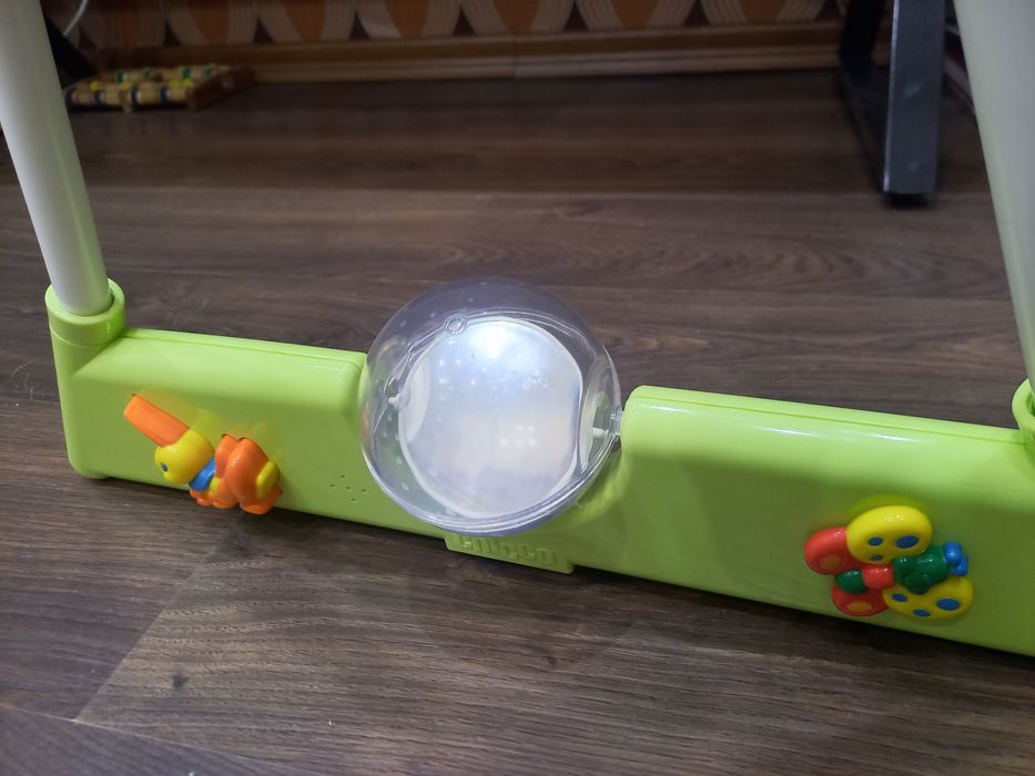 Развивающий столик Chicco для малышей