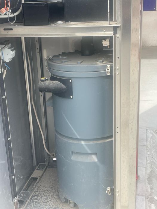 Vand aspiratoare profesionale self service