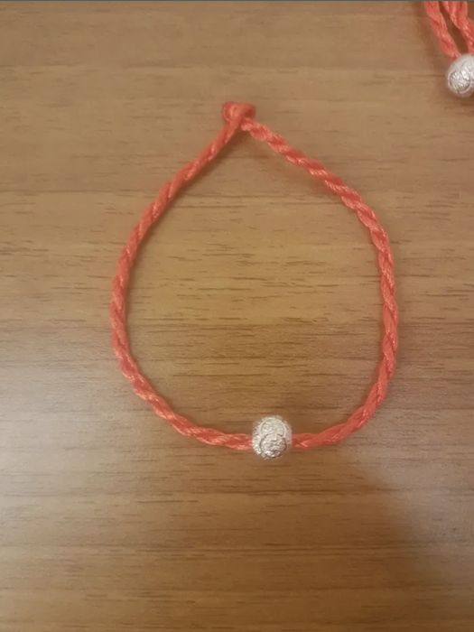 Красная нить с серебряным шариком