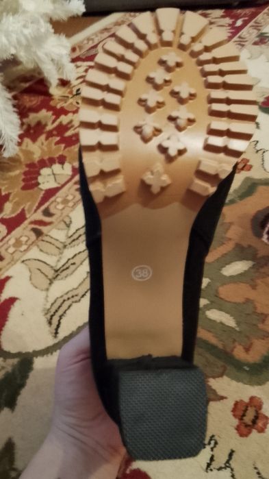 Продам ботинки на невысоком каблуке