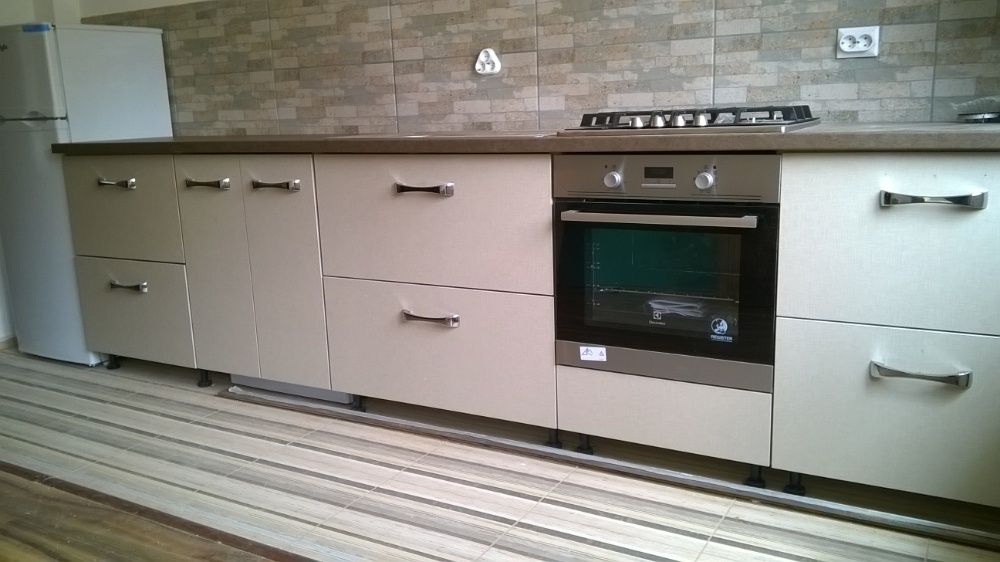 Mobilia la comanda din pal melaminat .