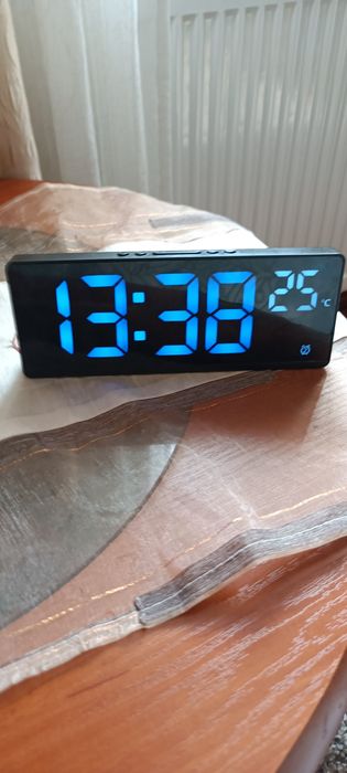 Ceas electronic cu afișare temperatură ambiantă.18x6 cm.