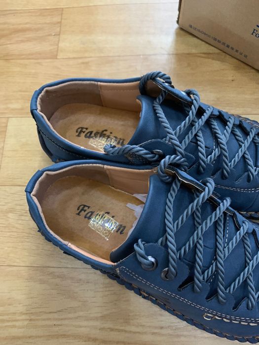 Спортивные кроссовки новые