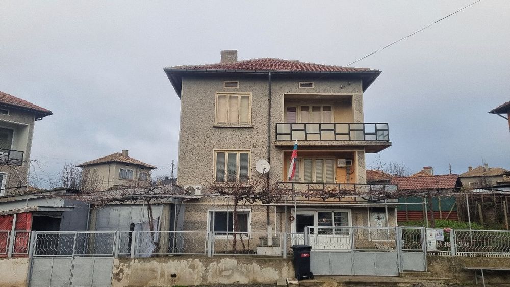 Продавам три етажна къща