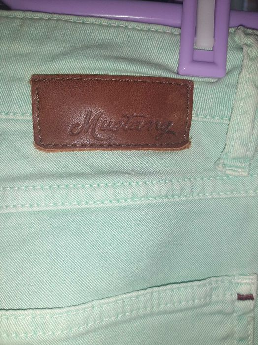 Продавам мента цвят панталон/дънки Mustang