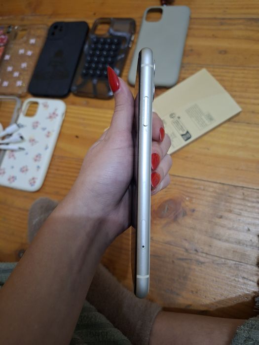 IPhone 11, 10 калъфа,протектор и кабел