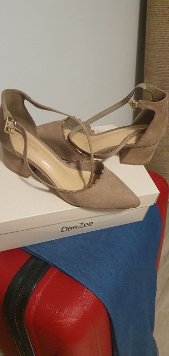 Pantofi Purtați La o Singura Nuntă