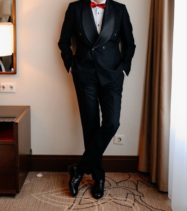 Прожается смокинг