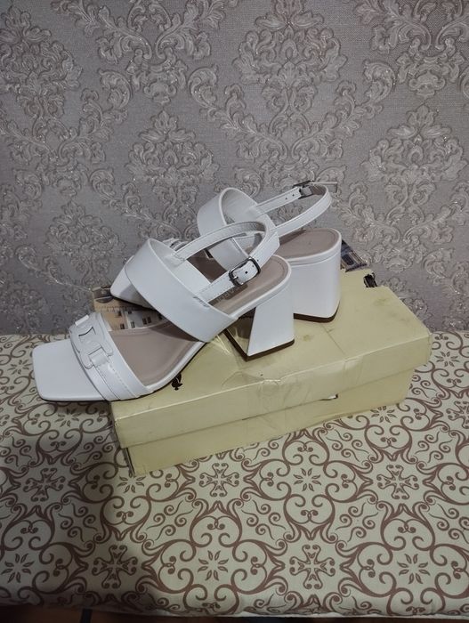 Босоножки новые 36 разм.