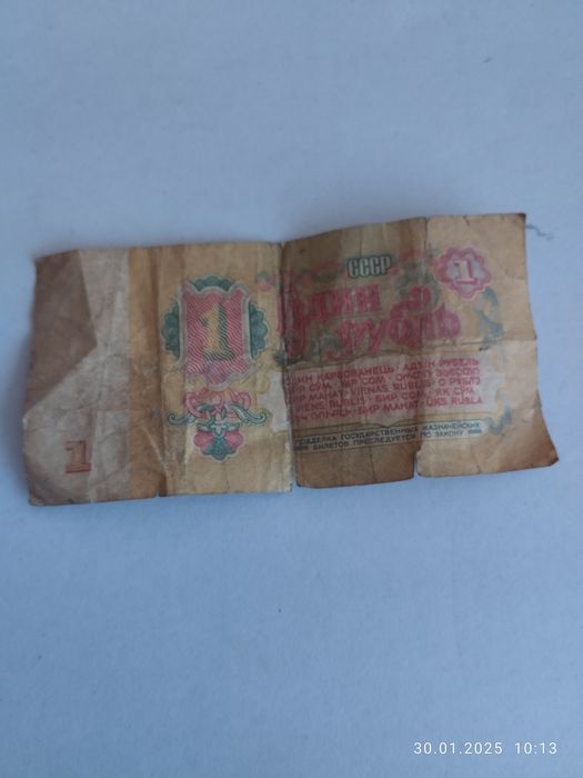 Продавам малък сет български и чужди монети и значки