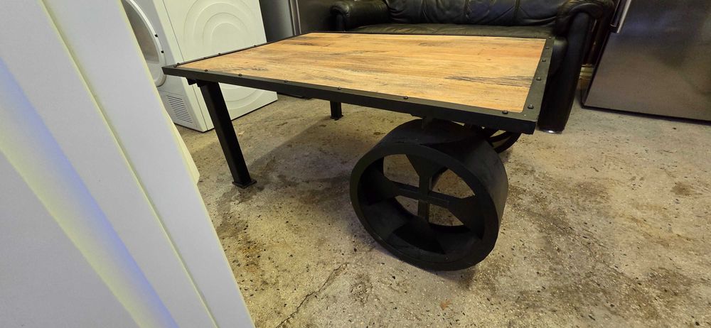 Продавам уникална дизайнерска маса за кафе/хол от Massivmoebel24.