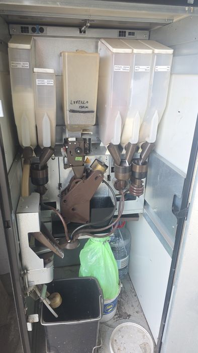 Двойна вендинг машина