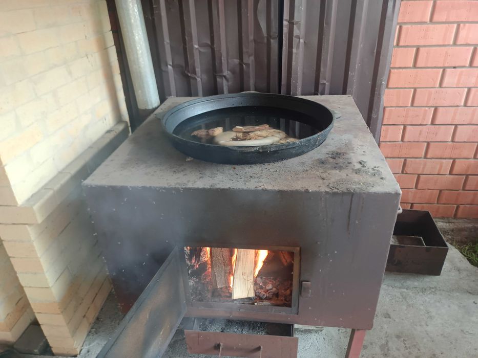 Очаг с чугунным казаном