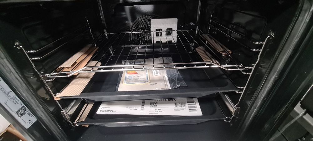 Чисто Нова Фурна за вграждане Gorenje  с плот