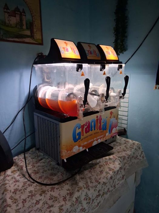 Vând aparat de făcut suc slushy