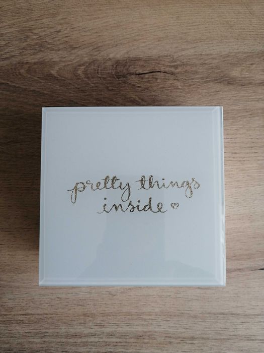 Cтъклена кутия за бижута бяла със златен надпис