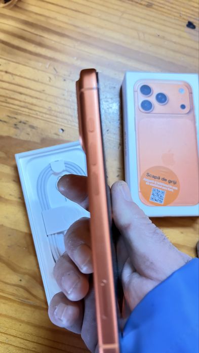 Iphone 17pro cosmic orange