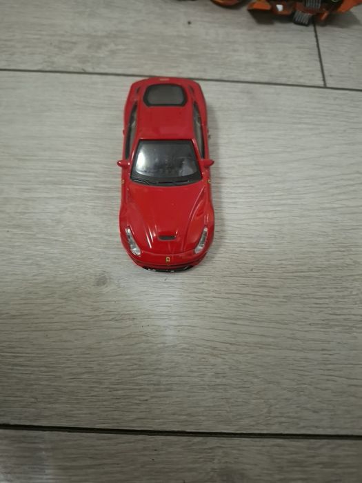 Колички hot wheels и ferrari