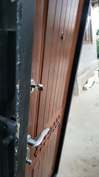 В ходная   дверь
