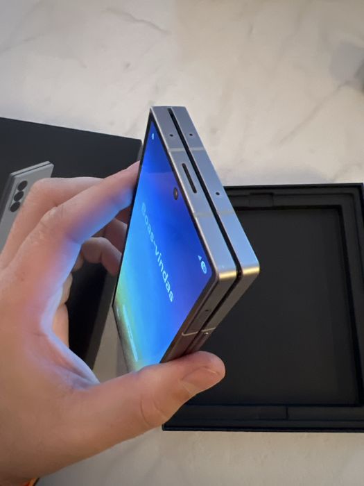 Samsung Fold 6 256 gb / pata neagra pe ecran