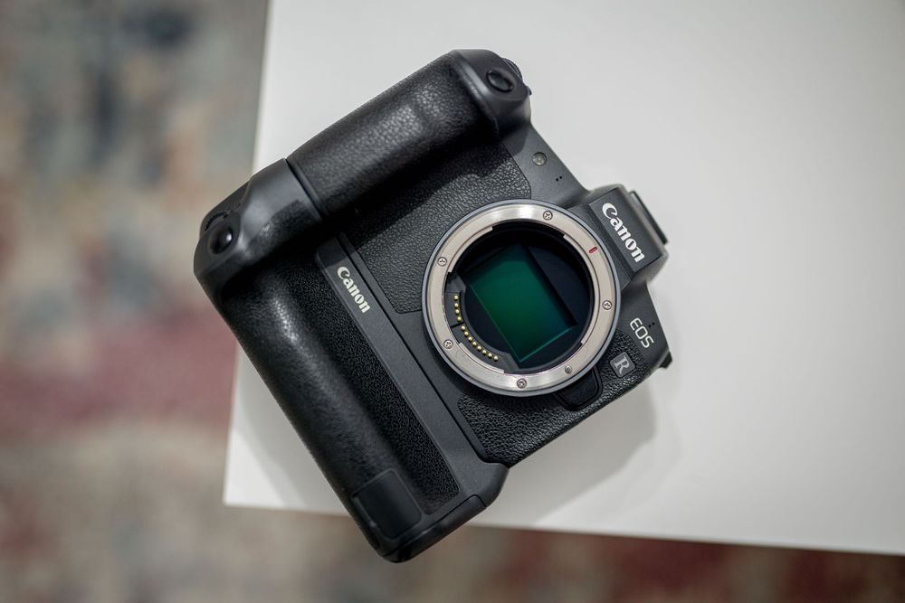 Canon EOS R cu grip Canon BG-E22 impecabil