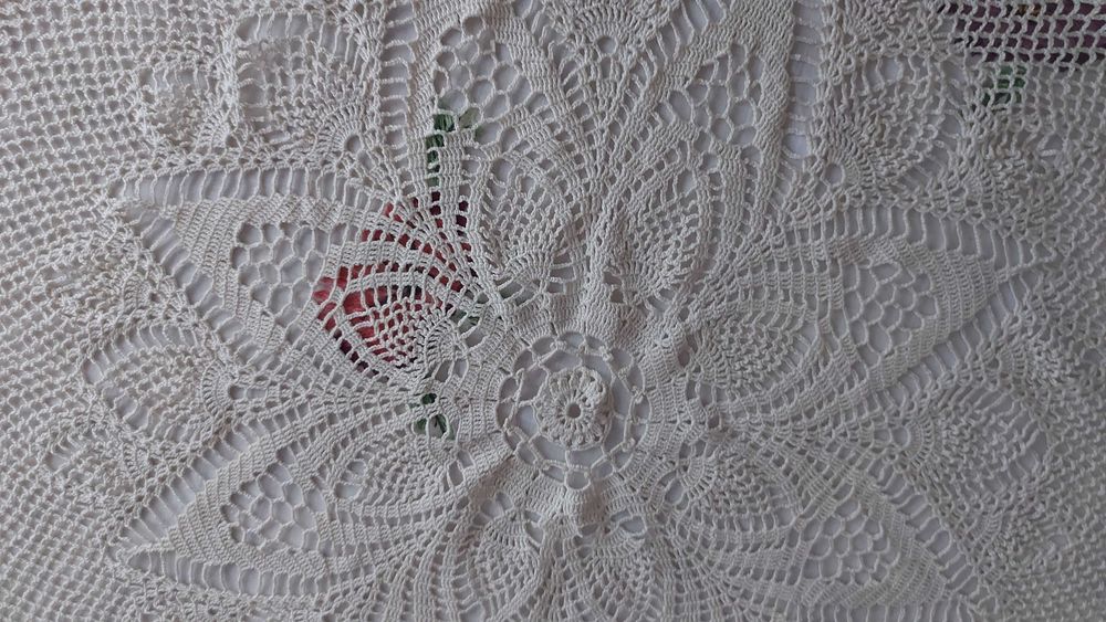 Продавам покривки за кръгла маса на една кука