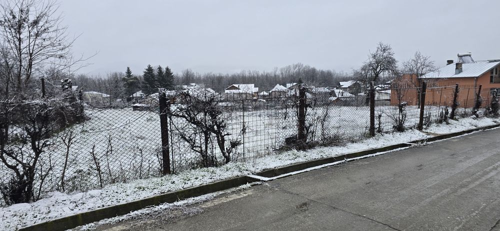 Vând teren intravilan