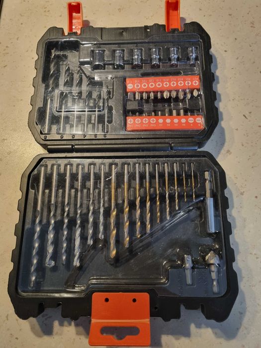 Комплект бормашини Black and Decker 50 части