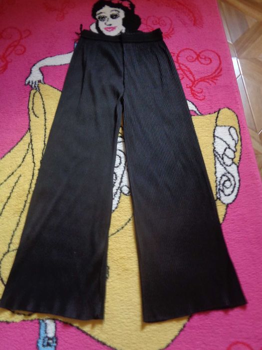 Vand paltalon creponat de dama.