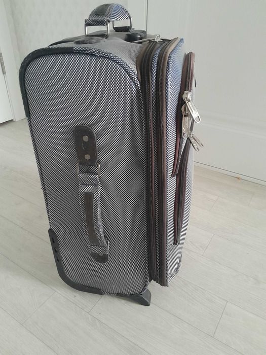 Продам чемодан б/у с кодовым замком