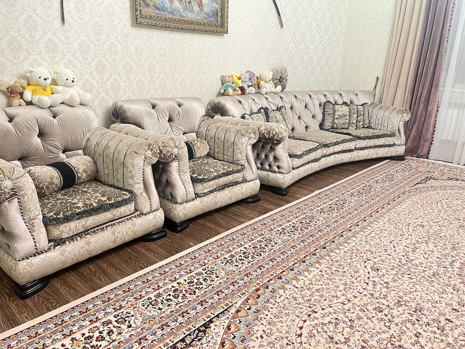 Срочно продаю диван с креслами.