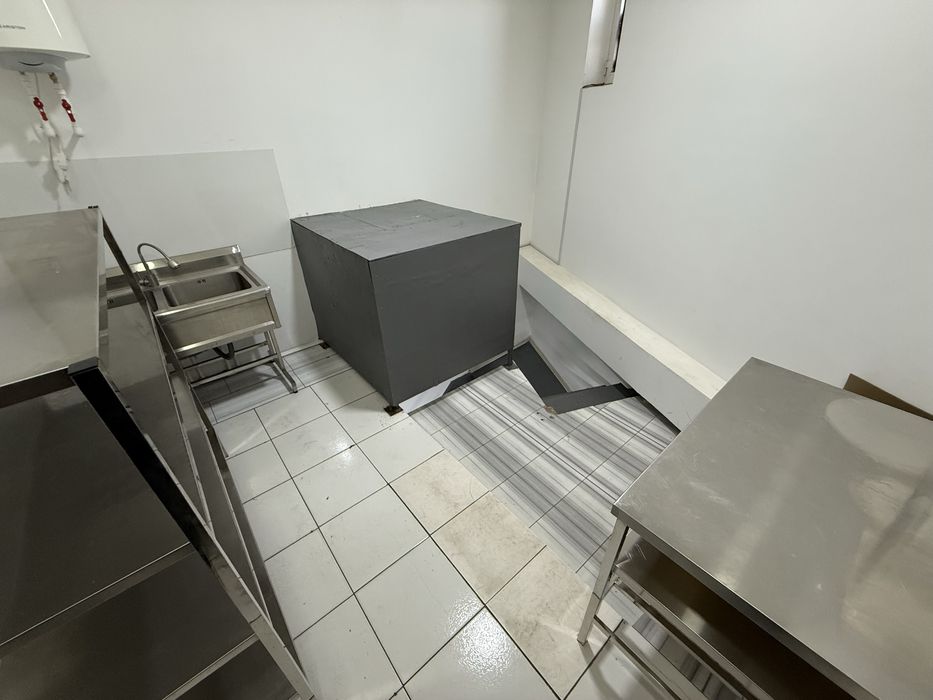 Kafe uchun barcha jihozlar, stol va stullar sotiladi.