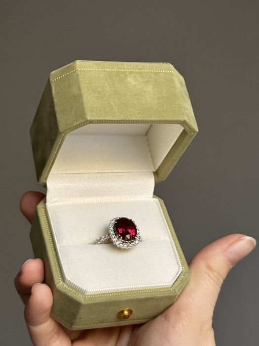 Кольцо с гранатом и бриллиантами