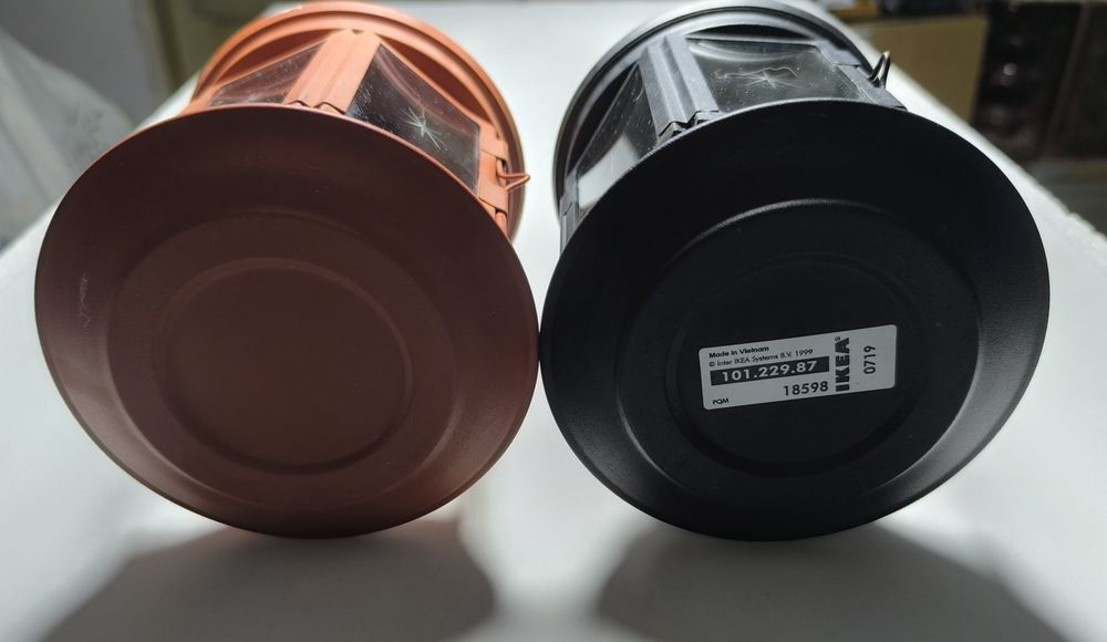 Set 2 felinare IKEA Rotera – Portocaliu/Cărămiziu și Negru (pentru lumânare pastilă)