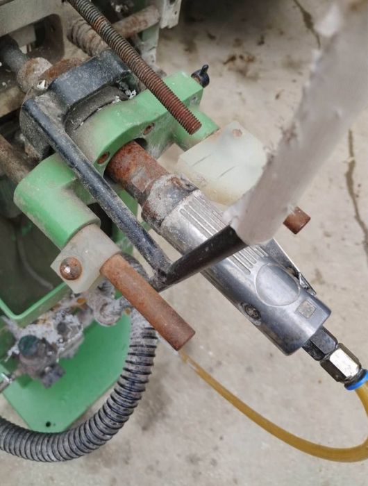 Двойно дискова пневматична машина за ъгли дограма индустрия