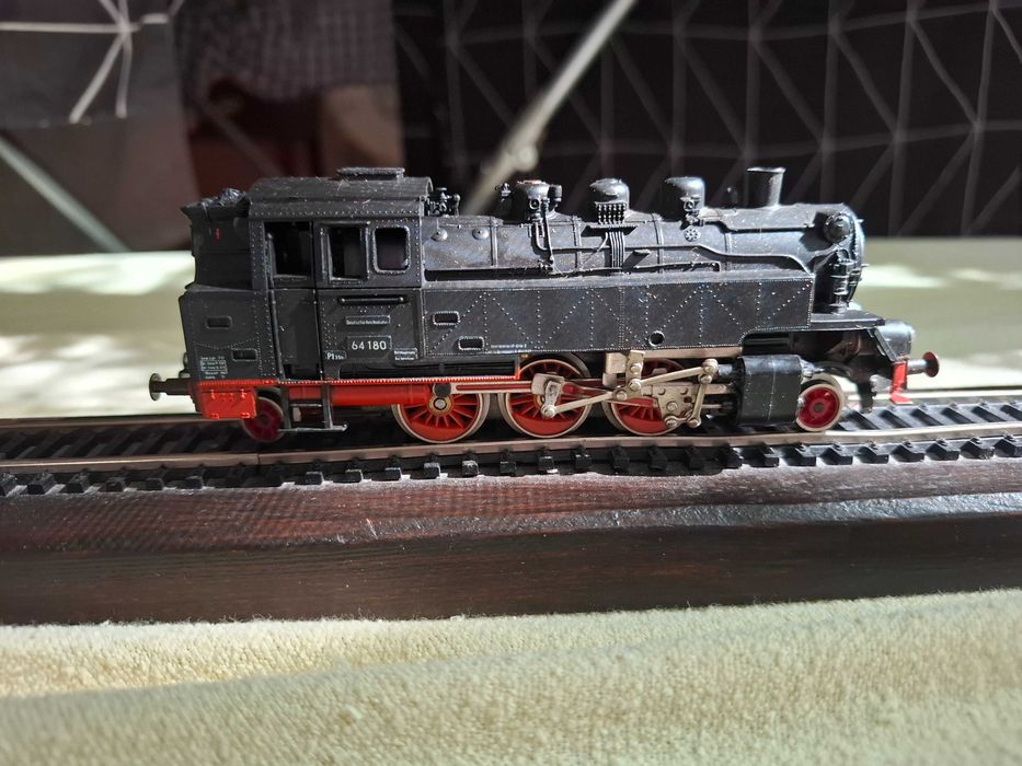 Продавам модел на парен локомотив на фирмата ПИКО в мащаб НО 1:87 серия BR 64
