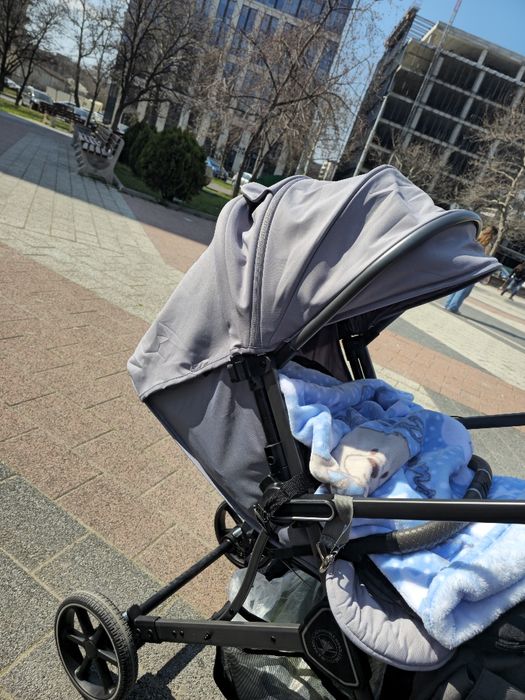 Лятна количка с въртяща се дръжка