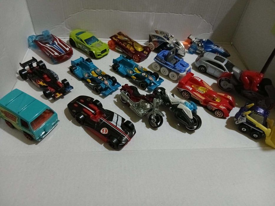 Hot Wheels и Matchbox колички