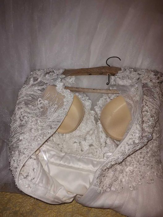 Rochie de mireasa, voal si crinolina incluse