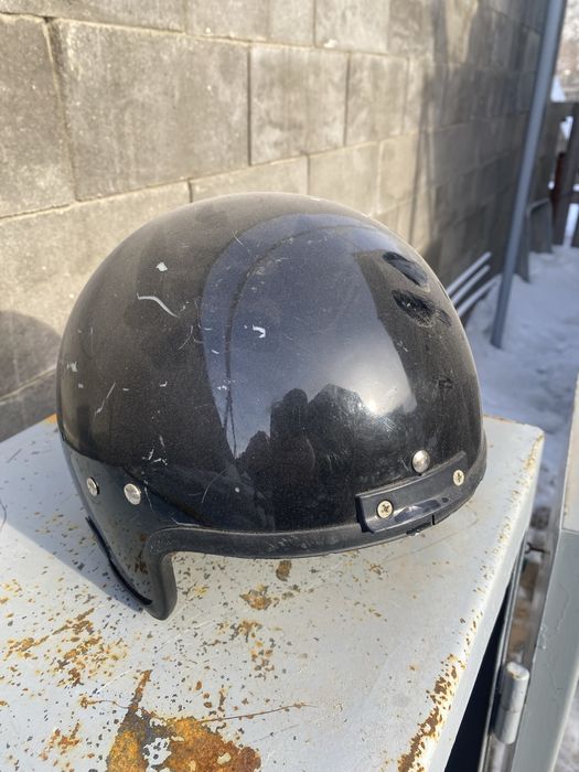 Продам жилеты и каски